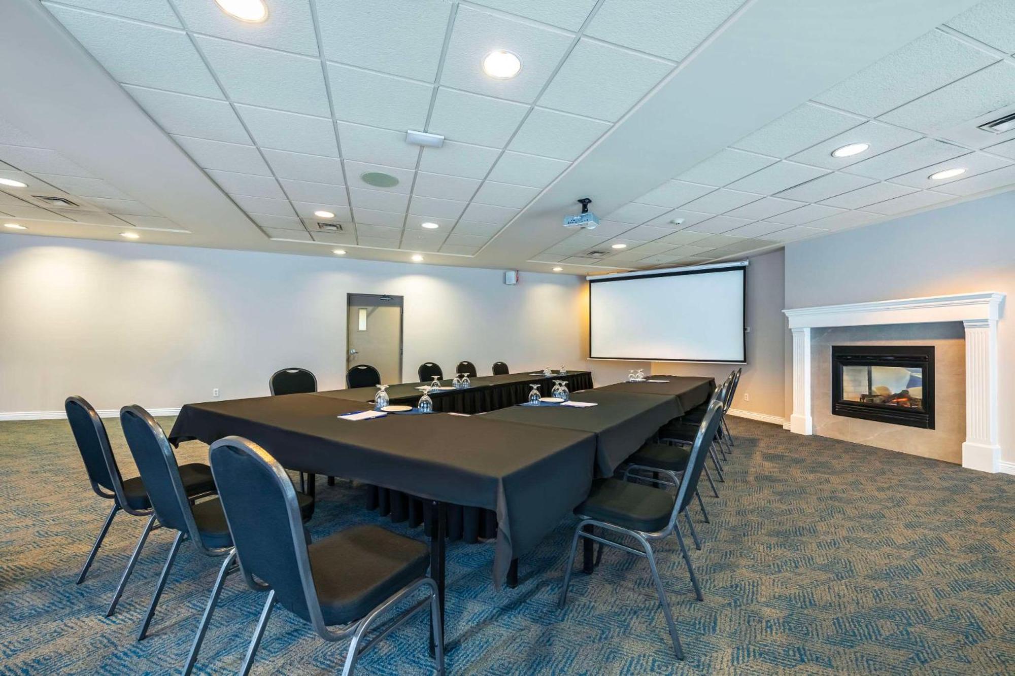 Clarion Hotel & Conference Centre Abbotsford Exterior photo