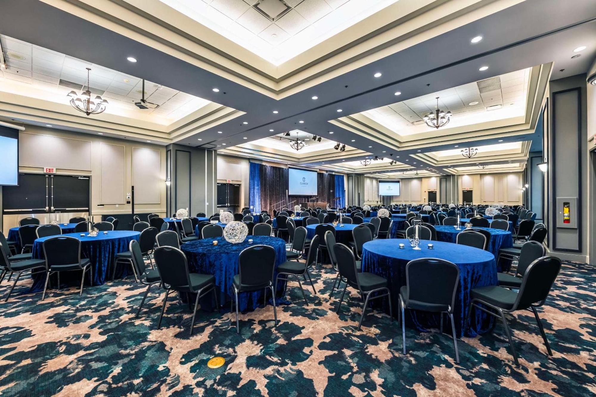 Clarion Hotel & Conference Centre Abbotsford Exterior photo